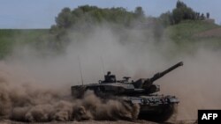 Ova fotografija snimljena 19. maja 2022. prikazuje poljski tenk Leopard dok trupe iz Poljske, Sjedinjenih Država, Francuske i Švedske učestvuju u vojnoj vježbi DEFENDER-Europe 22, u Nowogardu, Poljska.