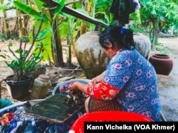 Sitha is doing a laundry as she talks to VOA Khmer about her experience of abuses, in Kandal province, on December 14, 2023. (Kann Vicheika/VOA Khmer)