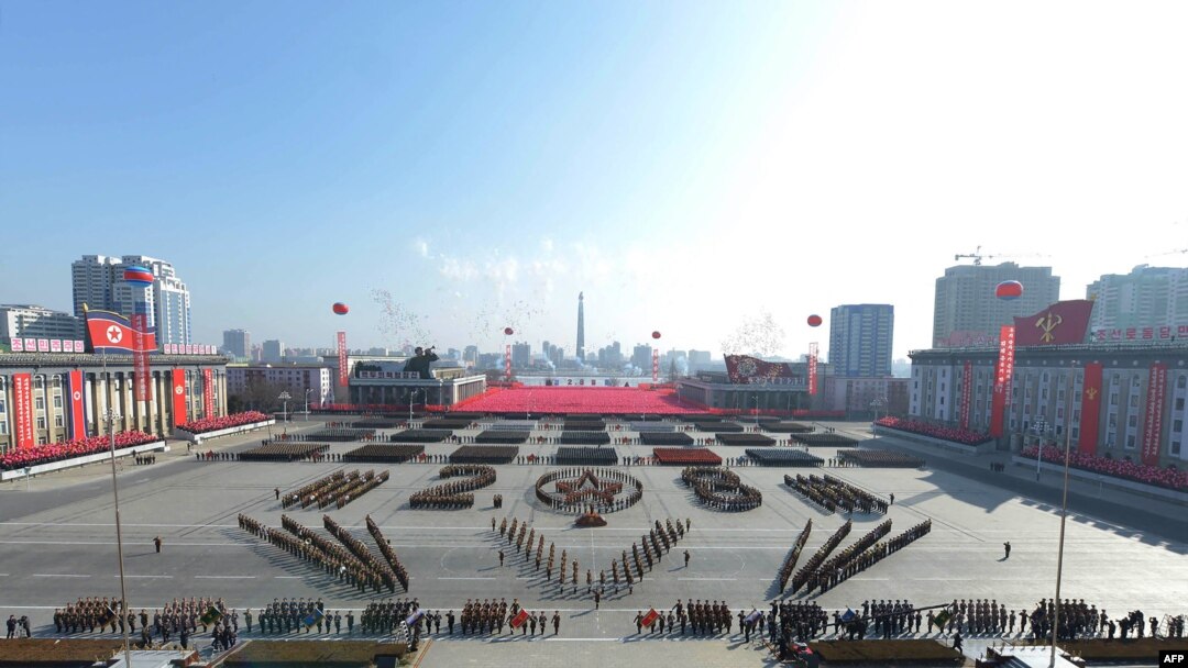 Ova fotografija snimljena 8. februara 2018. godine i objavljena 9. februara 2018. od strane sjevernokorejske službene Korejske centralne novinske agencije (KCNA) prikazuje vojnu paradu povodom obilježavanja 70. godišnjice Korejske narodne armije na trgu Kim Il Sung u Pjongjangu.