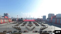 Ova fotografija snimljena 8. februara 2018. godine i objavljena 9. februara 2018. od strane sjevernokorejske službene Korejske centralne novinske agencije (KCNA) prikazuje vojnu paradu povodom obilježavanja 70. godišnjice Korejske narodne armije na trgu Kim Il Sung u Pjongjangu.
