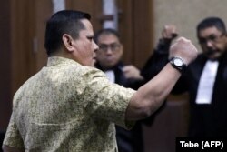 Reaksi Irjen Pol Napoleon Bonaparte usai divonis empat tahun penjara karena menerima suap dari Djoko Soegiarto Tjandra, terdakwa kasus korupsi Bank Bali, Jakarta, 10 Maret 2021. (Foto: Tebe/AFP)