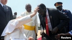 El Papa Francisco bendice al presidente de Sudán del Sur, Salva Kiir Mayardit, durante una ceremonia de despedida antes de su partida en Juba, Sudán del Sur, el 5 de febrero de 2023. (Vatican Media/Handout vía Reuters)