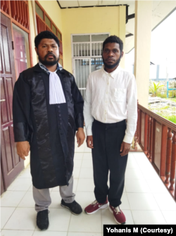 Yohanis Mambrasar (kiri) dan Abraham Fatemte di PN Sorong, Senin (6/2). (Foto: Courtesy/Yohanis M)