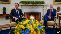 美国总统拜登与荷兰首相吕特在白宫椭圆形办公室会晤。(2023年1月17日)