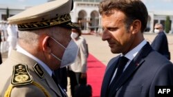 Saïd Chengriha et Emmanuel Macron à l'aéroport d'Alger en août 2022.