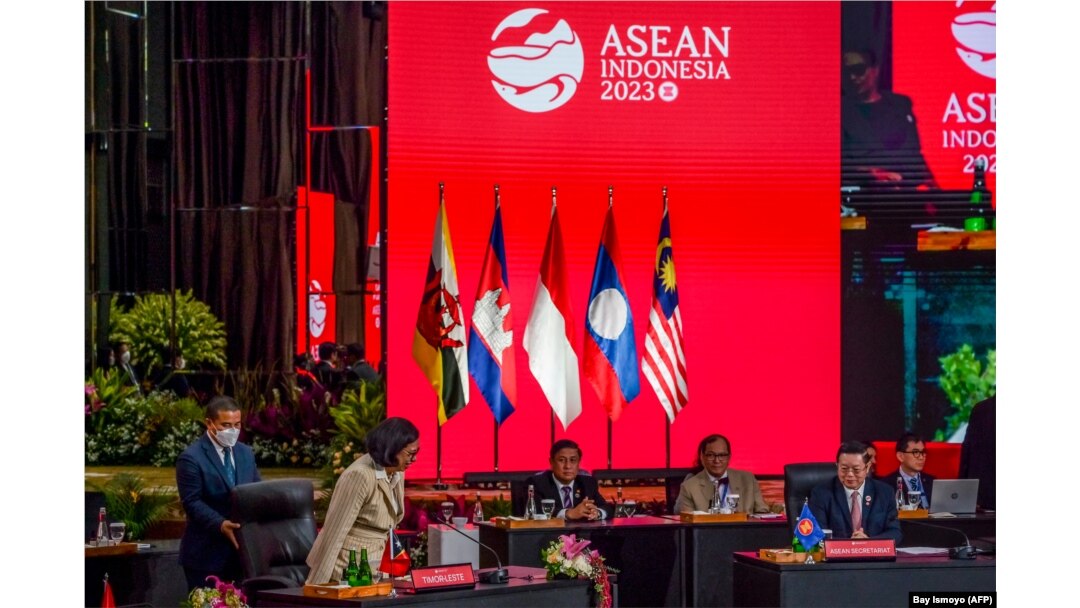 Menteri Luar Negeri Timor Leste Adaljiza Magno (kedua kiri) mengambil tempat duduk usai diundang menghadiri pertemuan Dewan Koordinasi ASEAN ke-32 di Jakarta pada 3 Februari 2023. (Foto: AFP/Bay Ismoyo)