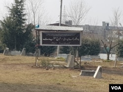 Graveyard of 'The poet of silence' Rehman Rahi in the Nowshera area of Srinagar in Indian-administered Kashmir. (Bilal Hussain/VOA)