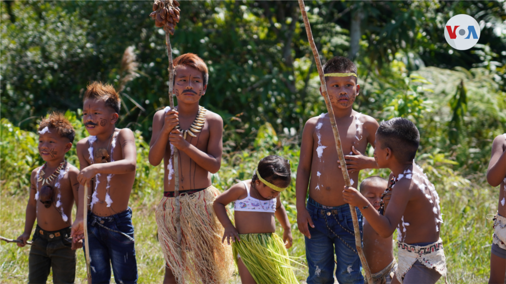 Niños indígenas en la antesala de un ritual de bienvenida, los cráneos en sus pechos, colmillos de jabalí y plumas simbolizan el respeto y la protección de la naturaleza.&nbsp;[Foto: Nicole Sandoval]