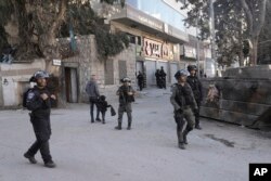 Pasukan keamanan Israel dikerahkan di desa Anata di Yerusalem timur, kampung halaman pria bersenjata Palestina Uday Tamimi, Rabu, 25 Januari 2023. (AP/ Mahmoud Illean)