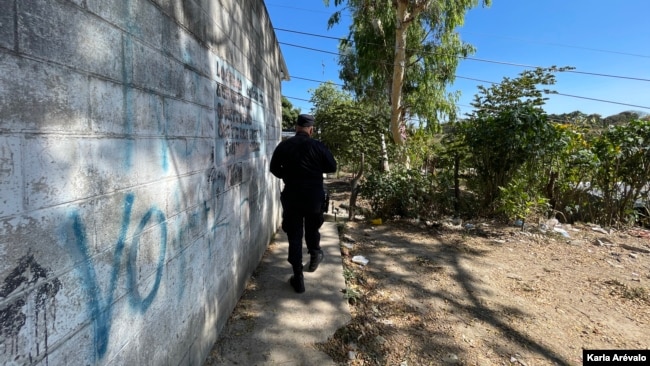 La Policía y el Ejército de El Salvador recorren a diario los pasajes del barrio La Campanera, en El Salvador. [Fotografía Karla Arévalo / VOA]