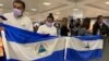 Nicaragüenses acuden a Aeropuesto Internacional Dulles en Washington para recibir ex presos políticos liberados el 9 de febrero de 2023. [Foto: Salomé Ramírez, VOA]