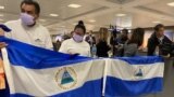 Nicaragüenses acuden a Aeropuesto Internacional Dulles en Washington para recibir ex presos políticos liberados. [Foto: Salomé Ramírez /VOA]