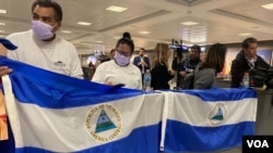 Nicaragüenses acuden a Aeropuesto Internacional Dulles en Washington para recibir ex presos políticos liberados el 9 de febrero de 2023. [Foto: Salomé Ramírez, VOA]