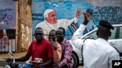 Le pape François est attendu vendredi dans le plus jeune Etat du monde pour un "pèlerinage de paix". 