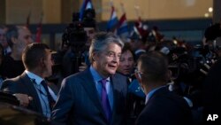 El presidente de Ecuador, Guillermo Lasso, habla con la prensa después de una reunión con el presidente de Uruguay, Luis Lacalle Pou, en la Torre Ejecutiva de Montevideo, Uruguay, el 19 de abril de 2022.