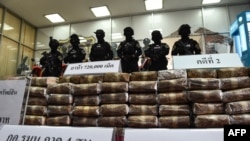 Bolsas de tabletas de "yaba", o metanfetamina mezclada con cafeína, se exhiben para los medios frente a la División de Supresión de Narcóticos en Bangkok el 1 de febrero de 2017.