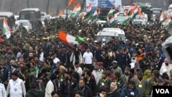 Mehbooba Mufti, a former Chief Minister of Jammu and Kashmir, joined a caravan led by Rahul Gandhi along with her daughter, mother and her supporters. (Wasim Nabi for VOA)