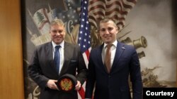 Zamjenik pomoćnika američkog državnog sekretara Gabrijel Eskobar tokom susreta sa predsjednikom Demokratske Crne Gore Aleksom Bečićem u Stejt departmentu (Foto: Demokratska Crna Gora)