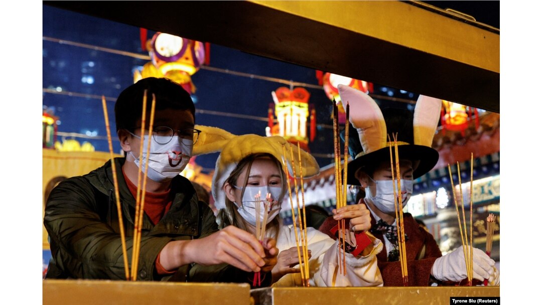 Para jemaah memberikan persembahan dupa pada Tahun Baru Imlek, di tengah pandemi COVID-19 di Hong Kong, China, 21 Januari 2023. (Foto: REUTERS/Tyrone Siu)
