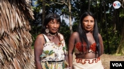 Mujeres indígenas en La Chorrera, lugar donde se presentó la expedición "Bio, Alto Río Igara – Paraná, Amazonas", en la que participarán investigadores e integrantes de las comunidades Uitoto, Bora, Okaina y Muinane, el 26 de enero de 2023. [Foto: VOA]