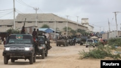 Anggota Tentara Nasional Somalia (SNA) bergerak menuju barak mereka di Mogadishu, Somalia, pada 7 Mei 2021. (Foto: Reuters/Feisal Omar)