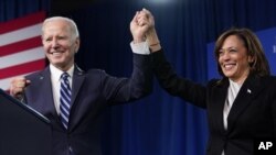 Президент Джо Байден и вице-президент Камала Харрис участвуют в съезде Национального комитета Демократической партии в Филадельфии, 3 февраля 2023 года
