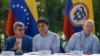 ARCHIVO - Danilo Rueda, Alto Comisionado para la Paz de Colombia, Pablo Beltrán, jefe del ELN, y Otty Patiño, jefe del equipo negociador del Gobierno de Colombia, en una conferencia de prensa tras las conversaciones, en Caracas, en diciembre de 2022.