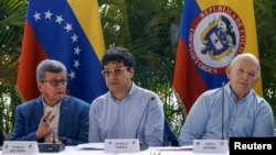 ARCHIVO - Danilo Rueda, Alto Comisionado para la Paz de Colombia, Pablo Beltrán, jefe del ELN, y Otty Patiño, jefe del equipo negociador del Gobierno de Colombia, en una conferencia de prensa tras las conversaciones, en Caracas, en diciembre de 2022.