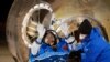 Astronaut China Liu Yang melambaikan tangan begitu mendarat di Dongfeng, pada 4 Desember 2022, setelah menyelesaikan misi selama enam bulan di Stasiun Luar Angkasa China. (Foto: China Daily via Reuters)