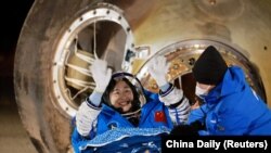 Astronaut China Liu Yang melambaikan tangan begitu mendarat di Dongfeng, pada 4 Desember 2022, setelah menyelesaikan misi selama enam bulan di Stasiun Luar Angkasa China. (Foto: China Daily via Reuters)