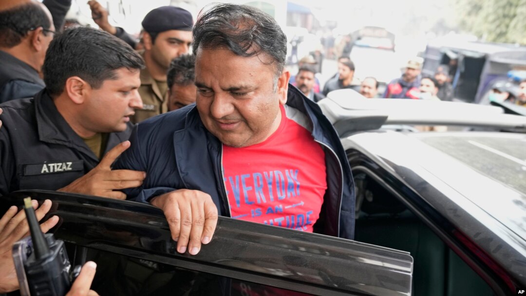 فواد چوہدری کو اسلام آباد پولیس کے حوالے کرنے سے قبل ڈاکٹری معائنے کے لیے اسپتال لے جایا جا رہا ہے۔ لاہور 25 جنوری 2023