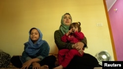 افغان پراسیکیوٹر روشانہ حساس اپنی بیٹیوں کوثر اور اطہر کے ساتھ ایک کمرے میں اپنے خاندان کےچھ افراد کے ساتھ رہتی ہیں۔ وہ ویزہ حاصل کرنے کے آخری مرحلے کا انتظار کر رہی تھیں جو اسے اسپین جانے کی اجازت دے گا ۔ ۔فوٹو 30 نومبر 2022, رائٹرز
