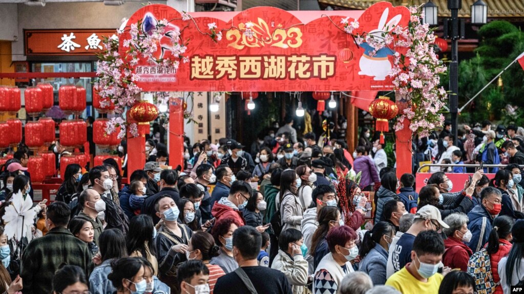 Người dân ghé đi chợ hoa Tết mở cửa trở lại sau khi đóng cửa do dịch COVID-19 ở Quảng Châu, tỉnh Quảng Đông, miền nam Trung Quốc, ngày 20 tháng 1 năm 2023.