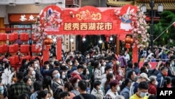 지난 20일 중국 광둥성 광저우의 한 시장에서 음력설 축제가 열렸다.