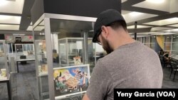 Un hombre mira la exhibición 'A Punta de Lápiz', en la Green Library de la FIU, Miami, el 18 de enero de 2023.