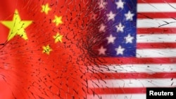 Ilustrasi yang menggambarkan bendera AS dan China yang terlihat melalui pecahan kaca, 30 Januari 2023. (Foto: REUTERS/Dado Ruvic)
