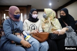 Para ibu korban cedera ginjal akut (AKI) menghadiri sidang pendahuluan gugatan class action terhadap pemerintah Indonesia dan perusahaan obat karena mengizinkan penjualan sirop obat batuk tercemar di pengadilan di Jakarta, 17 Januari 2023. (Foto: REUTERS /Ajeng Dinar Ulfiana)