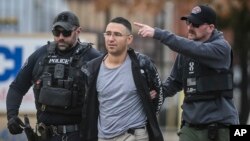 Solomon Peña, un candidato republicano para el Distrito 14 de la Cámara de Representantes de Nuevo México, es detenido por agentes de policía de Albuquerque, el 16 de enero de 2023, en el suroeste de Albuquerque, Nuevo México, EEUU.