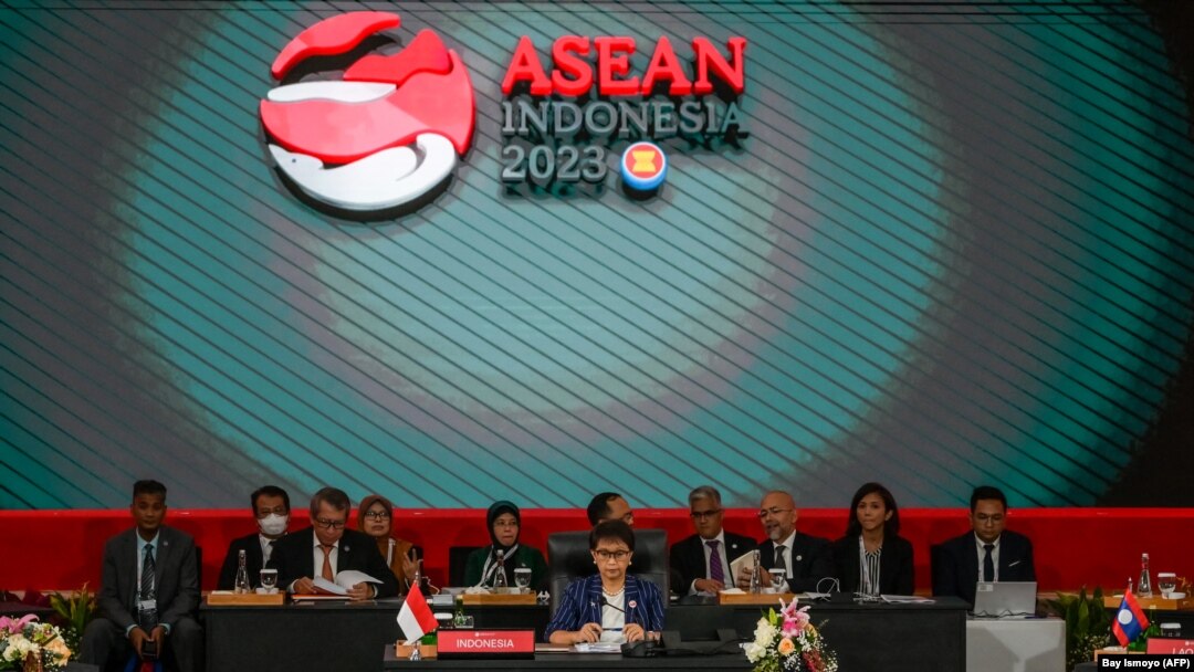 Menteri Luar Negeri Retno Marsudi menyampaikan pidato pembukaan pada pertemuan Dewan Koordinasi ASEAN ke-32, di Jakarta, pada 3 Februari 2023. (Foto: AFP/Bay Ismoyo)