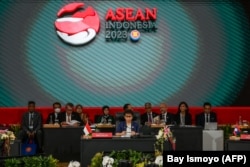 Menteri Luar Negeri Retno Marsudi menyampaikan pidato pembukaannya pada pertemuan Dewan Koordinasi ASEAN ke-32, di Jakarta, pada 3 Februari 2023. (Foto: AFP/Bay Ismoyo)