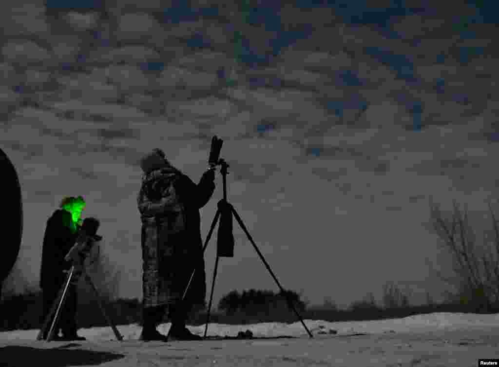Аматерски астрономи ја гледаат зелена комета во Омск, Русија, 1 февруари 2023 година.