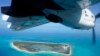 Un avión de la Guardia Costera de Estados Unidos patrulla el Banco de Cayo de Sal, en las Bahamas, durante una búsqueda de migrantes, el 20 de enero de 2023.