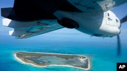 Un avión de la Guardia Costera de Estados Unidos patrulla el Banco de Cayo de Sal, en las Bahamas, durante una búsqueda de migrantes, el 20 de enero de 2023.