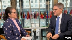 Derek Chollet, a senior adviser to Secretary of State Antony Blinken on Myanmar and other issues, speaks with Khin Soe Win, acting chief of VOA’s Burmese Service, at the State Department in Washington, Jan. 19, 2023.