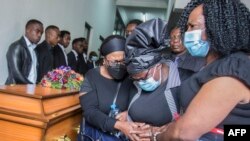 Florence Nyirenda (tengah) tampak berusaha menahan tangis saat menghadiri acara pemakaman anaknya Lemekani Nyirenda, di Gereja Lusaka Baptist, di Lusaka, Zambia, pada 24 Januari 2023. (Foto: AFP/Salim Dawood)
