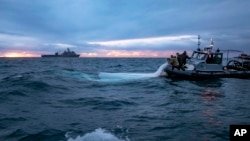 美国海军提供的图像显示隶属第2拆弹大队的水兵在南卡罗莱纳州美特尔海滩附近海域打捞被击落的中国气球残骸。(2023年2月5日)