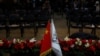 2023年1月5日，中国驻阿富汗大使王愚和阿富汗塔利班政权临时副总理毛拉·阿卜杜勒·加尼·巴拉达尔在喀布尔举行的新闻发布会的会场上展出的中国国旗和“阿富汗伊斯兰酋长国”（塔利班政权）的旗帜。