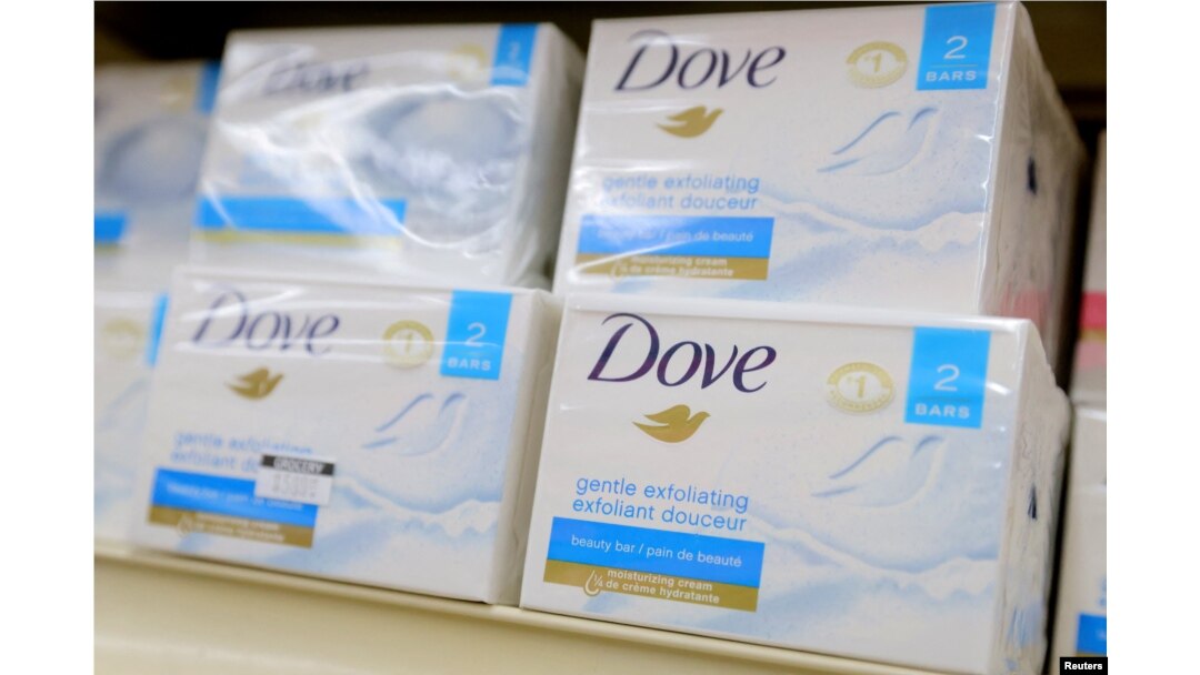 Sabun Dove, salah satu merek sabun produksi Unilever, dipajang di sebuah toko di Manhattan, New York, AS, 24 Maret 2022. (REUTERS/Andrew Kelly)