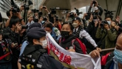 资料照片：香港民主派47人初选案开庭之前，社会民主连线成员在西九龙裁判法院外与警察发生扭打。（2023年2月6日）