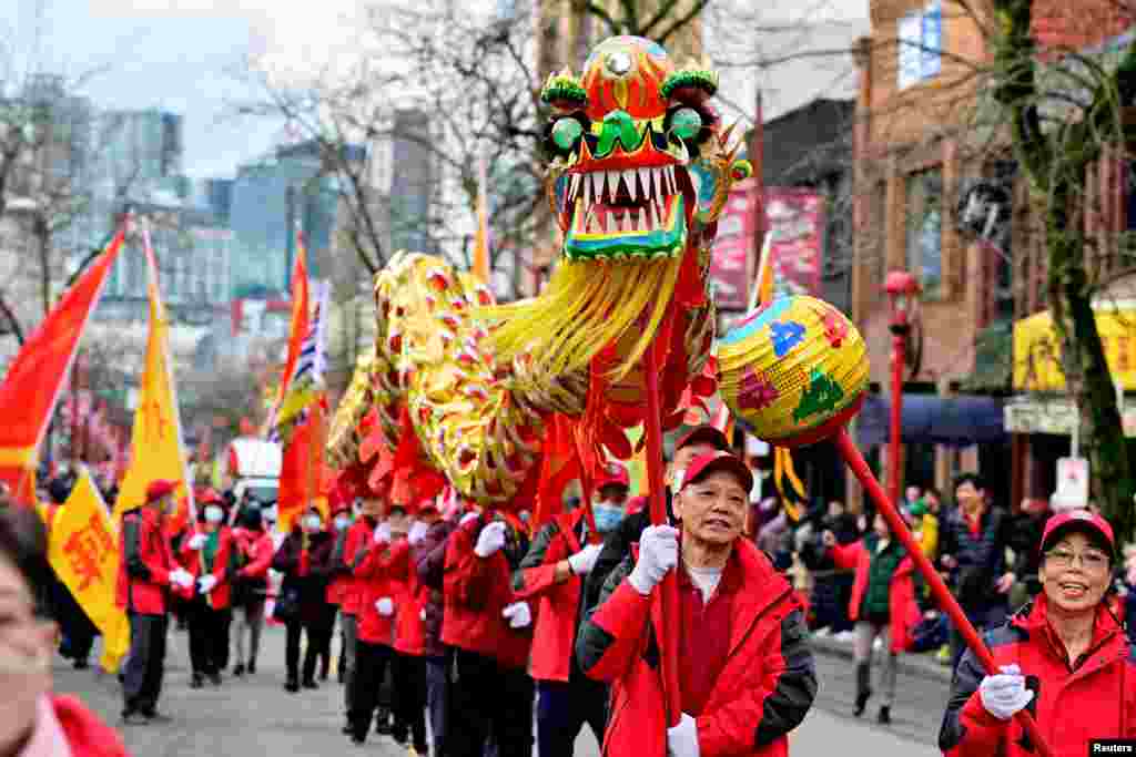 La gente asiste al Desfile anual del Festival de Primavera de Chinatown, que regresó después de haber sido cancelado dos años seguidos debido a la pandemia por el COVID-19, en medio de las celebraciones del Año Nuevo Lunar, en Vancouver, Canadá, el 22 de enero de 2023.